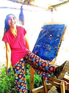 Ilknur Ilkun's painting happens to match her trouwsers